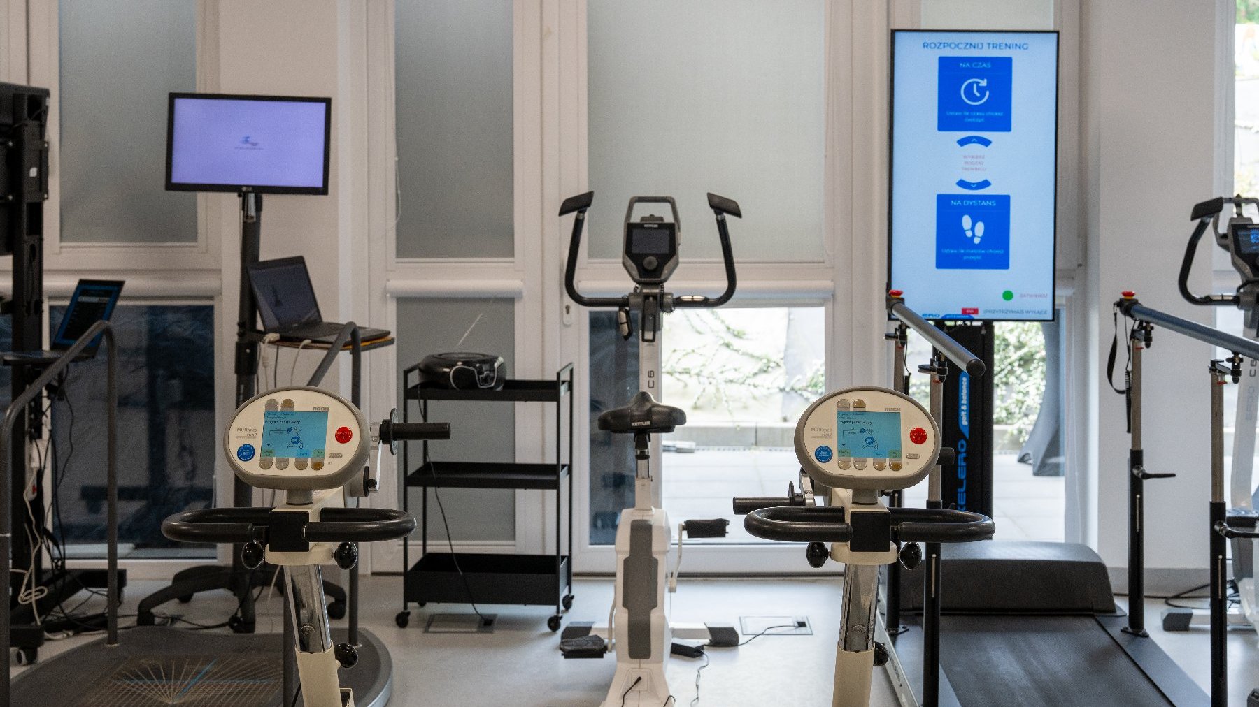 Na zdjęciu duża sala wypełniona sprzętem do rehabilitacji
