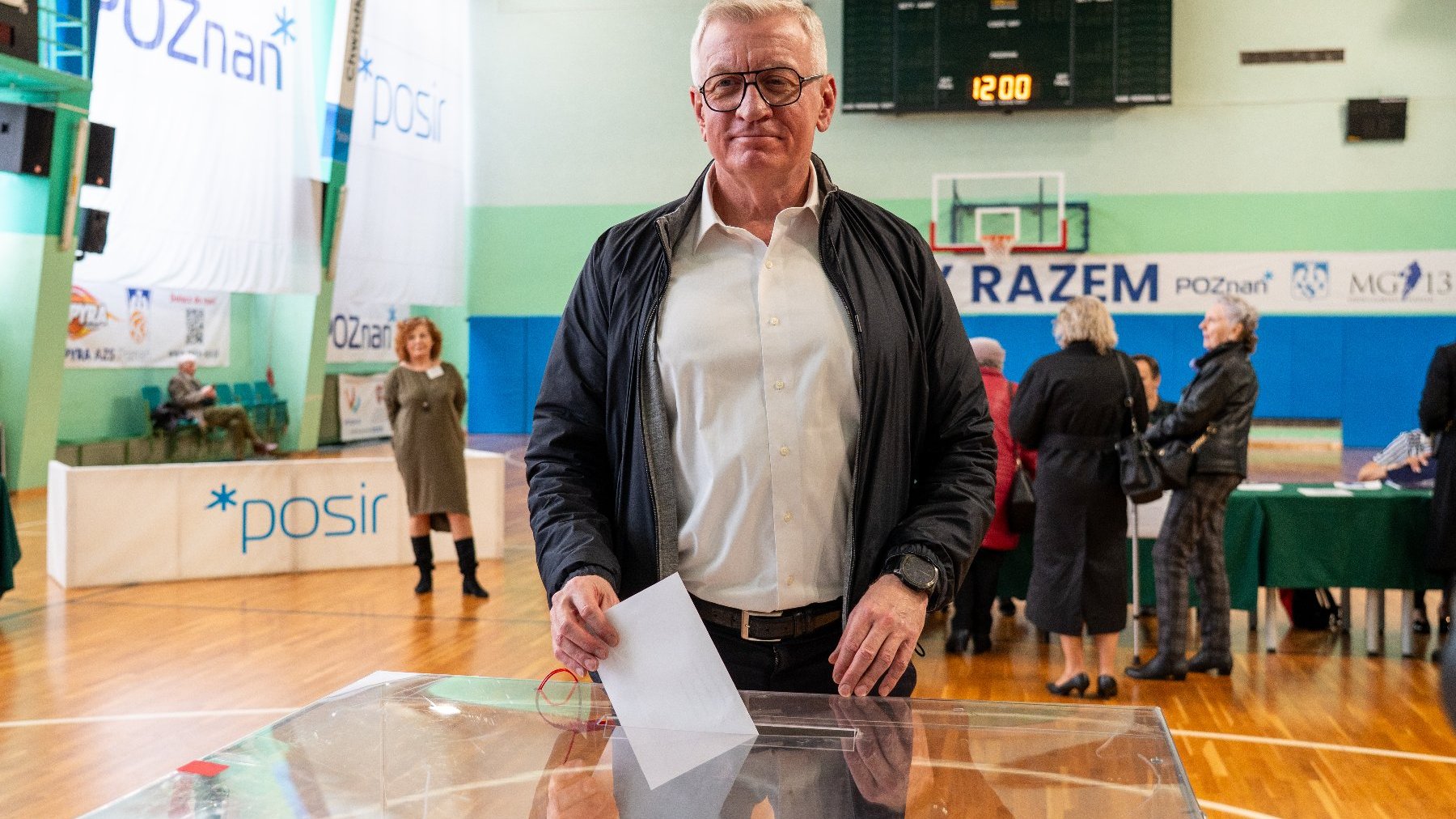 Na zdjęciu prezydent Poznania wrzucający głos do urny