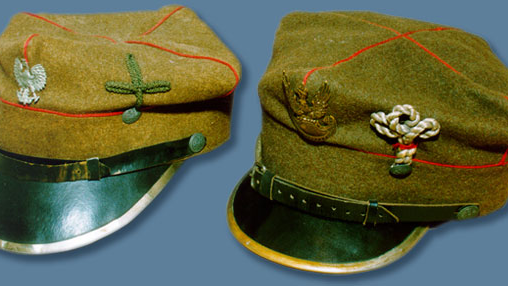 Na zdjęciu widać dwie czapki wojskowe, wykonane z materiału w kolorze oliwkowym, z czarnym daszkiem.