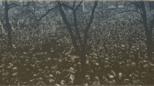 Czarno białe zdjęcie wiecu na placu Wolności.