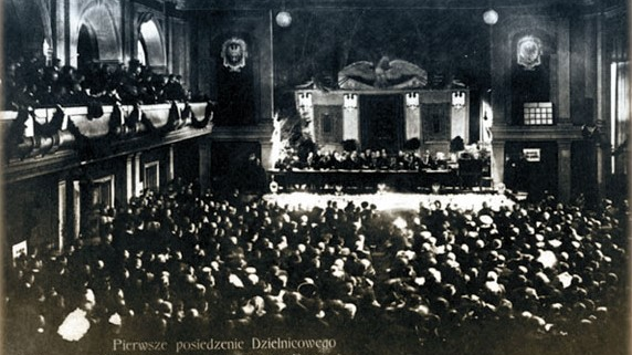 Zdjęcie przedstawiające wnętrze sali Lamberta z delegatami na Sejm Dzielnicowy w 1918 roku.