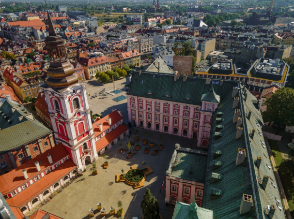 Głównym zadaniem ratingu miasta jest poinformowanie inwestorów o jego wiarygodności i wypłacalności. Na zdjęciu plac Kolegiacki i urząd miasta widziane z lotu ptaka