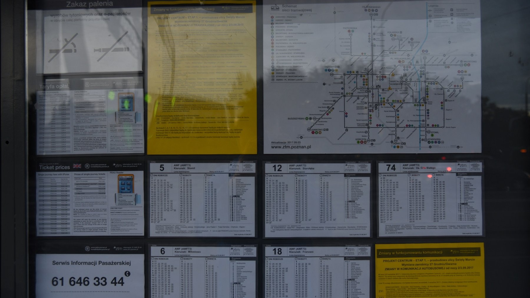 Tablica informacyjna z nowym schematem tras tramwajów