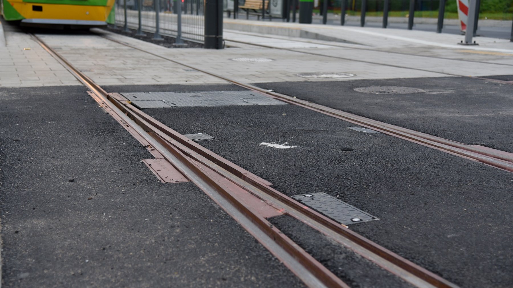 Położone nowe zwrotnice i szyny łukowe