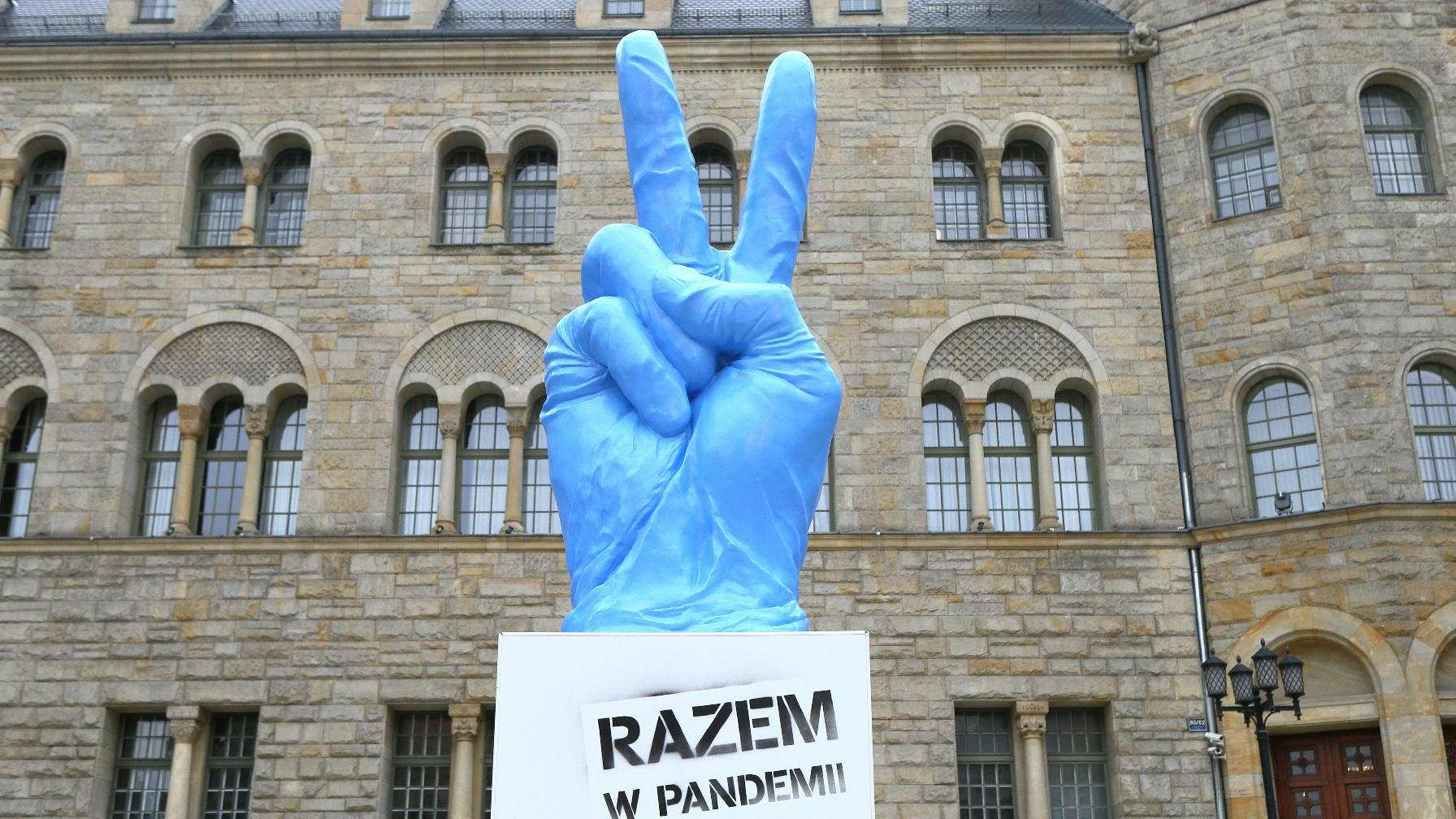 Przed Zamkiem stanęła rzeźba "Razem w pandemii", fot. M.Kaczyński/CK Zamek. - grafika artykułu