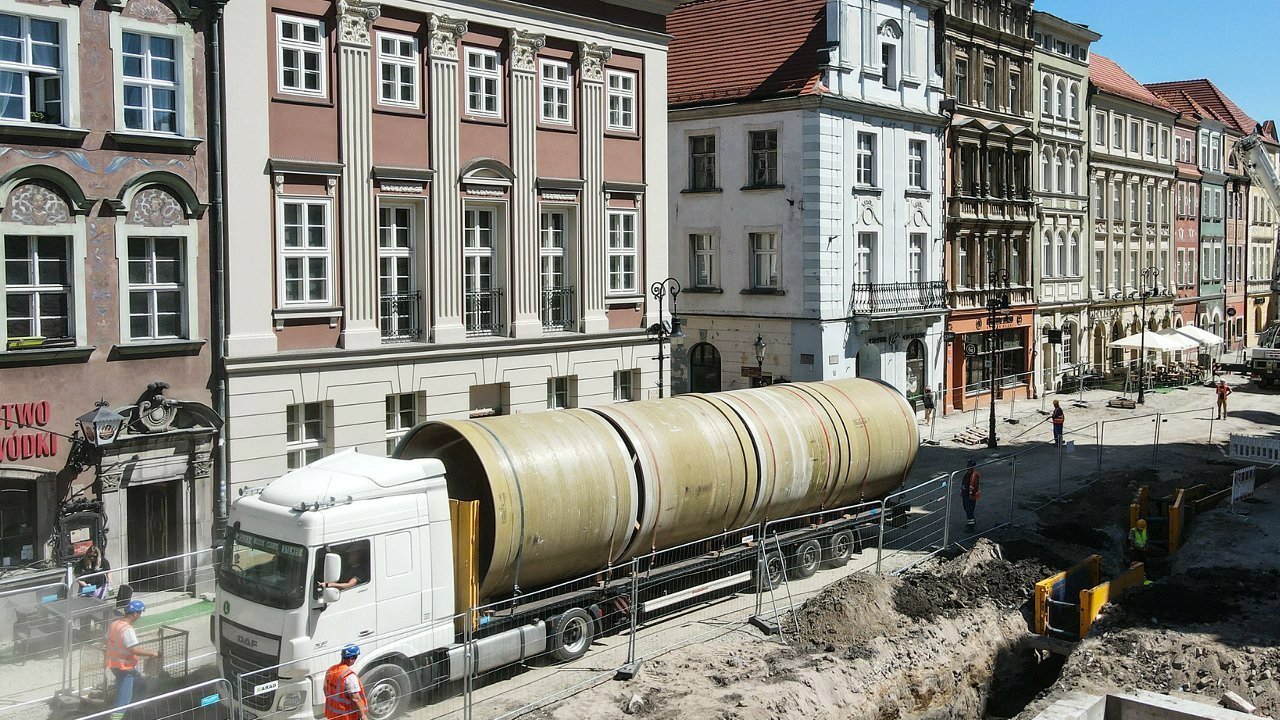 Wielkie rury z Turcji na Starym Rynku (foto: PIM)