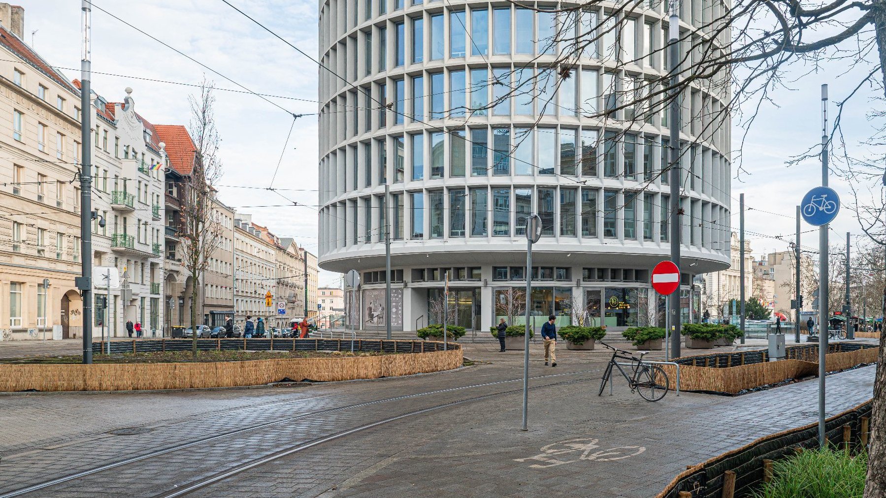 Łuk torów tramwajowych. W tle budynek Okrąglaka.