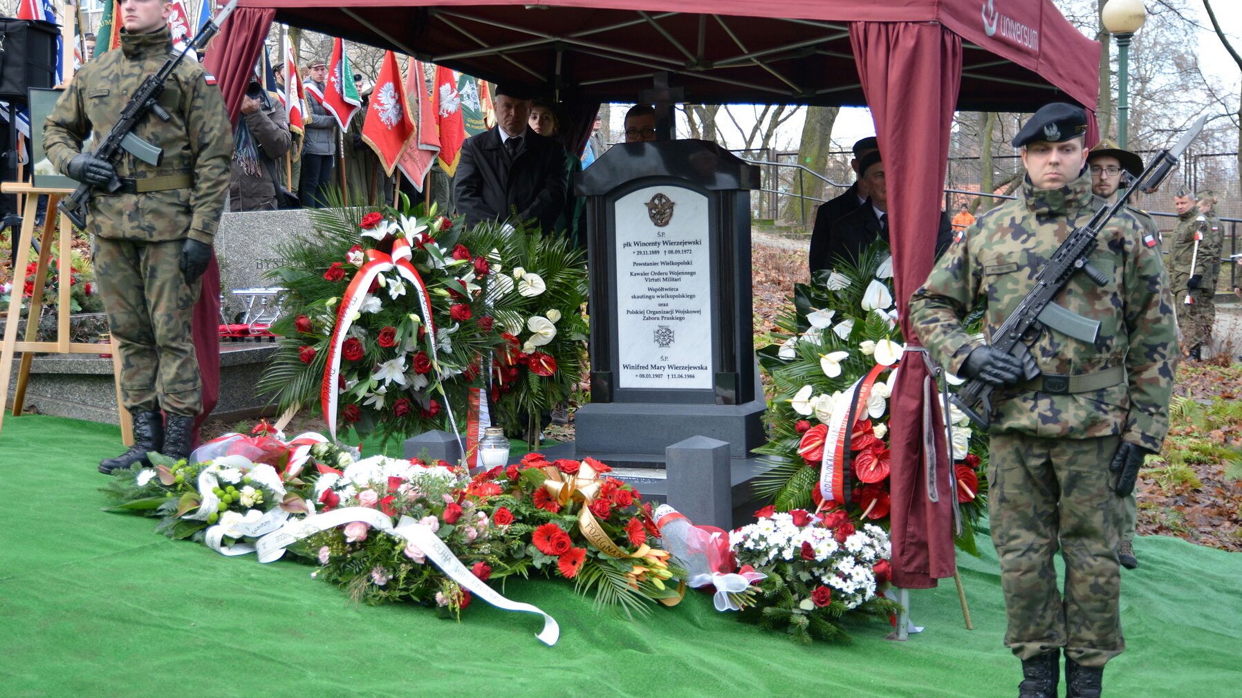 Urny z prochami pułkownika i jego małżonki złożono w środę na Cmentarzu Zasłużonych Wielkopolan.