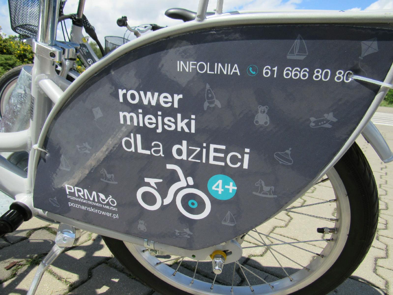 Tylne koło roweru z osłoną, na której jest logo PRM - grafika artykułu