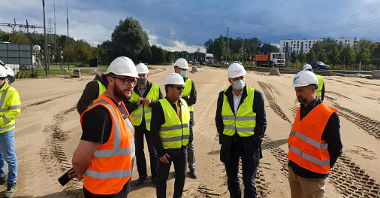 Mariusz Wiśniewski, zastępca prezydenta Poznania, wraz z przedstawicielami PIM i wykonawcy na terenie budowy trasy tramwajowej na Naramowice