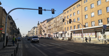 Sygnalizacja świetlna przy ul. Limanowskiego. Na jezdni po lewej stojące samochody.