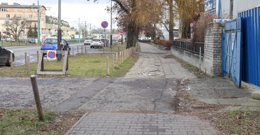 Popękane płytki chodnikowe na chodniku i drodze rowerowej przy ul. Grunwaldzkiej