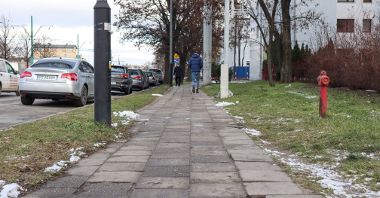 Przesunięte i dziurawe płytki chodnikowe na drodze rowerowej przy ul. Grunwaldzkiej.