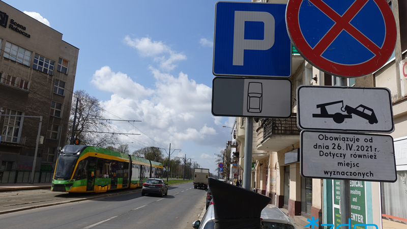 Tramwaj na ul. Grunwaldzkiej. Obok samochody. Po obu stronach budynki. - grafika artykułu