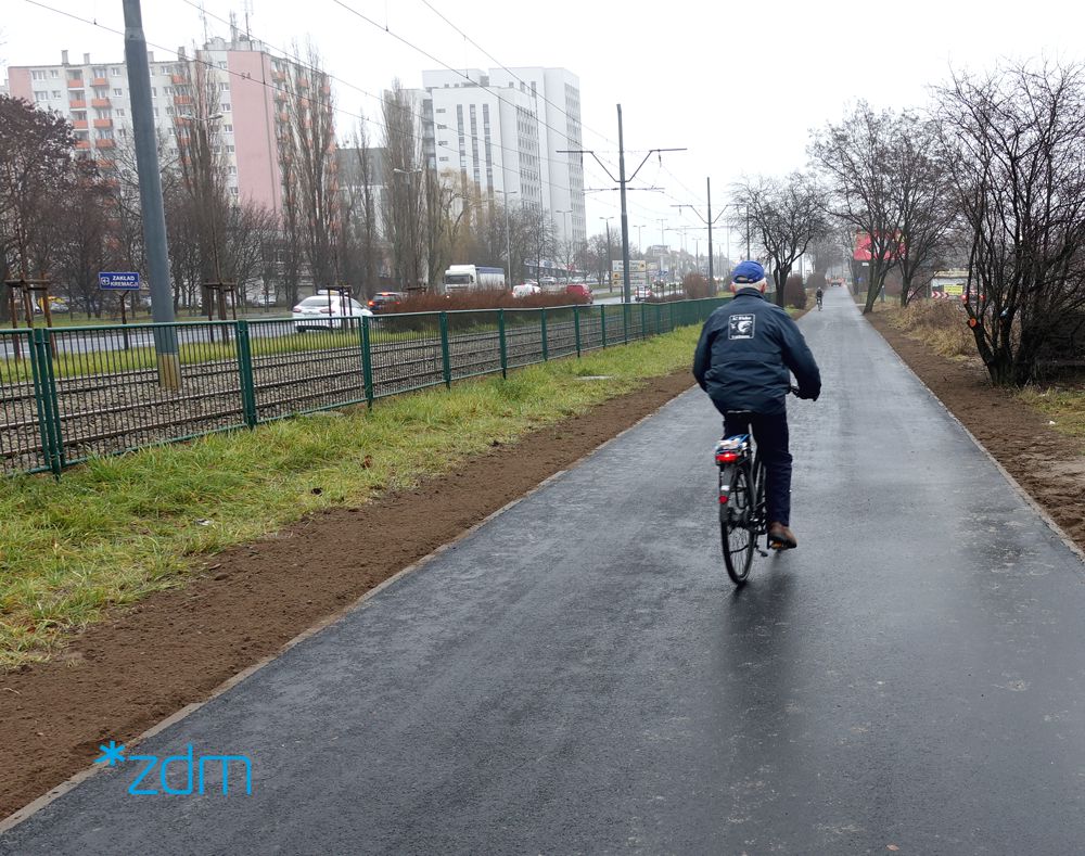 Rowerzysta na ścieżce rowerowej przy ul. Warszawskiej - grafika artykułu