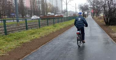 Rowerzysta na ścieżce rowerowej przy ul. Warszawskiej