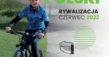 Plakat: Dziecko, najprawdopodobniej chłopiec na rowerze."Rowerowa stolica Polski. Pobierz darmową aplikację i dołącz do zabawy"