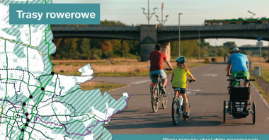 Zdjęcie przedstawia grupę ludzi jadących na rowererach po Wartostradzie. Na fotografię nałożona jest grafika, na której widać fragment mapy Poznania z pozaznacznymi na niej odcinakimi tras rowerowych.