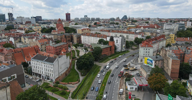Widok na panoramę miasta z ulicy Małe Garbary w stronę wieży Uniwersytetu Ekonomicznego.