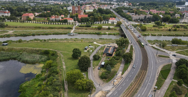 Widok z góry na Wartę i Most Bolesława Chrobrego. W tle panorama miasta i Katedra Poznańska.