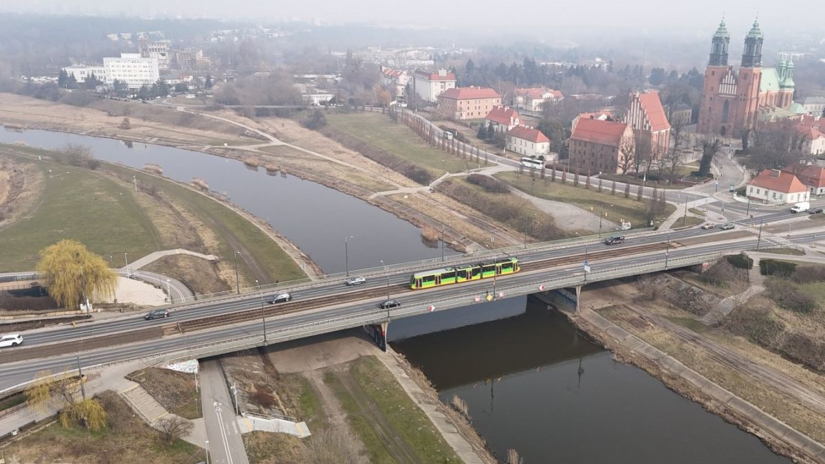 Zdjęcie z lotu ptaka na most Chrobrego, w tle katedra. - grafika artykułu