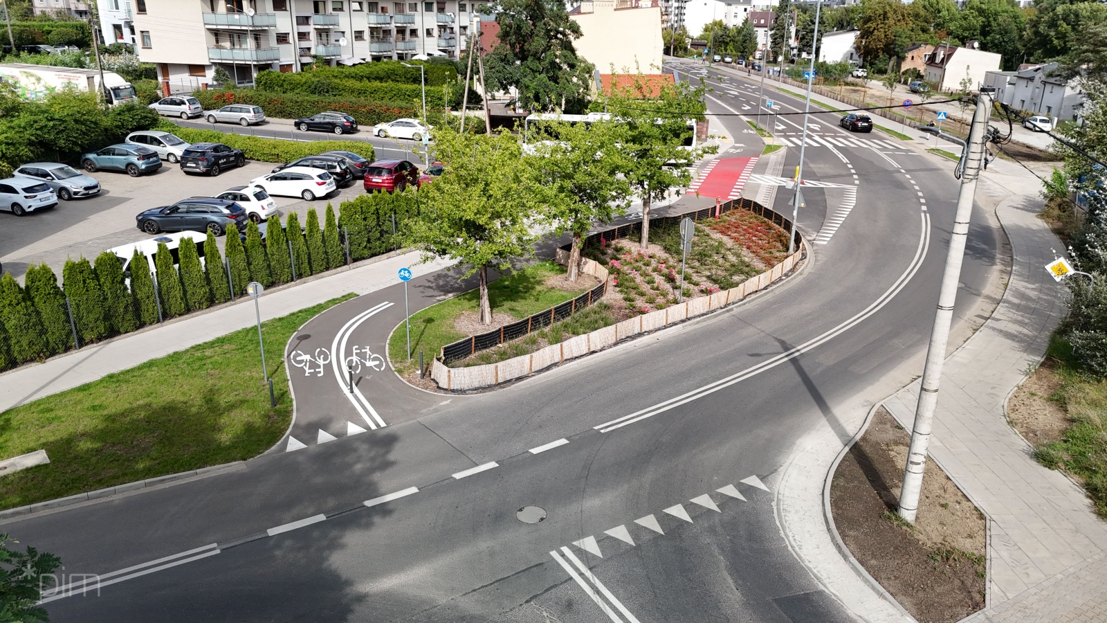 Nowa droga rowerowa wzdłuż ul. Dmowskiego. Chodnik, drzewa i zieleń. - grafika artykułu