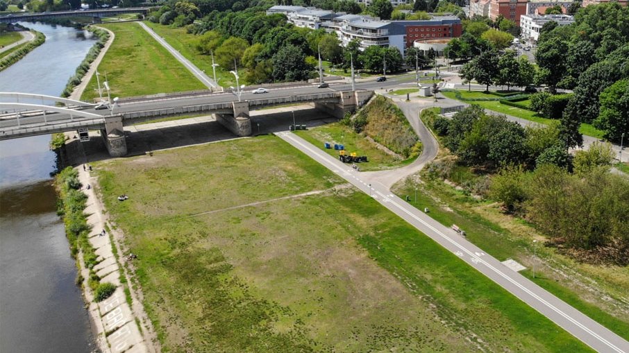 Po lwej: Warta i tereny zielone. Po prawej zabudowania miasta. - grafika artykułu