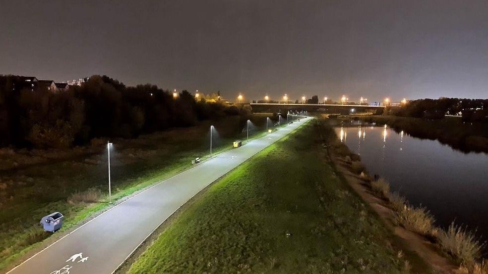 Wartostrada nocą. Warta po prawej. Na środku oświetlona Wartostrada.