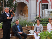 Debata o Poznaniu na dziedzińcu UM