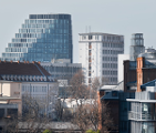 Na zdjęciu widać kilka budynków. Zdjęcie zostało zrobione z góry w formie panoramy. Po prawej stronie widać budynek Starego Browaru, a po lewej kawałek Andersii. Na wprost w większej odległości widać Teatr Muzyczny, Uniwersytet Adama Mickiewicza w Poznaniu oraz biurowiec Bałtyk. Zdjęcie zostało zrobione w pogodny zimowy dzień, na widocznych drzewach nie ma liści.