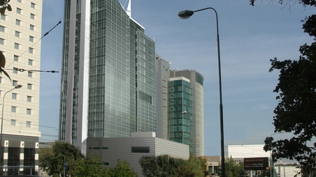 Widok na Andersia Tower od ul. Królowej Jadwigi