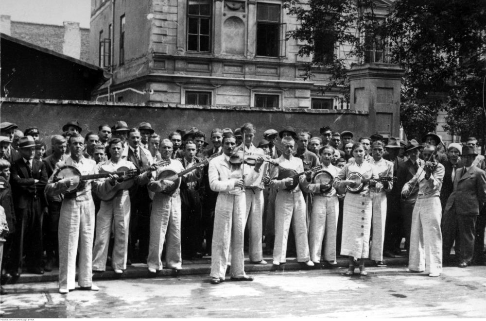 Grupa studentów-muzyków grających na jednym z warszawskich podwórek, 1932, fot. ze zbiorów Narodowego Archiwum Cyfrowego .