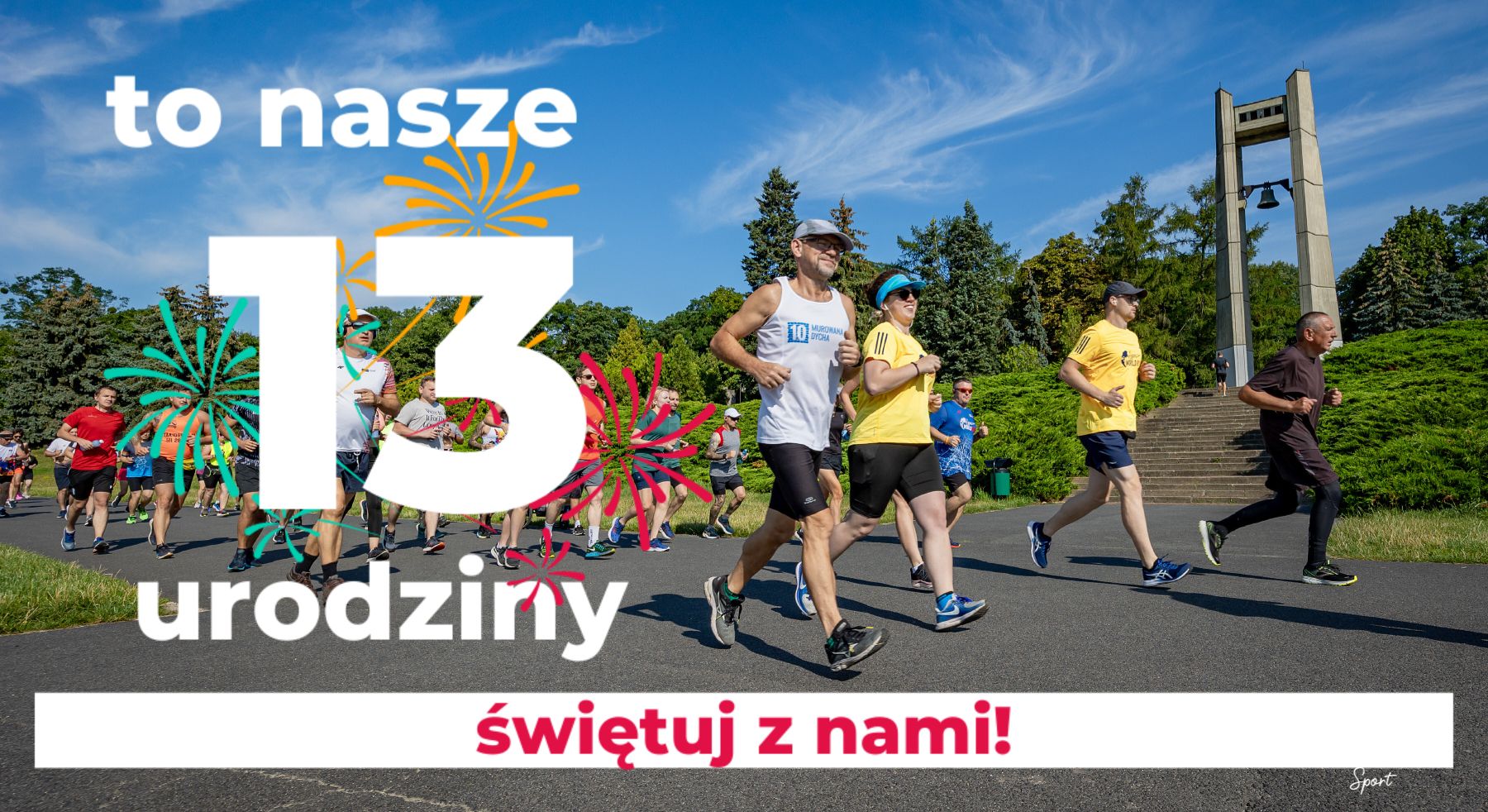 13. urodziny Parkrun Poznań, fot. Jarosław Koperski 13. urodziny Parkrun Poznań, fot. Jarosław Koperski - kilkanaście osób biegnie po asfalcie w słonecznej pogodzie, a w tle drzewa i Dzwon Pokoju