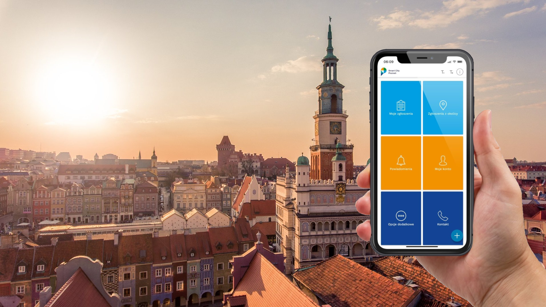 Zdjęcie przedstawia dłoń trzymającą smartfon z działającą aplikacją Poznań Smart City. Aplikacja wyświetla widok menu głównego. W tle widoczny jest Stary Rynek wraz z otaczającymi go kamienicami. Sceneria utrzymana jest w świetle zachodzącego słońca.