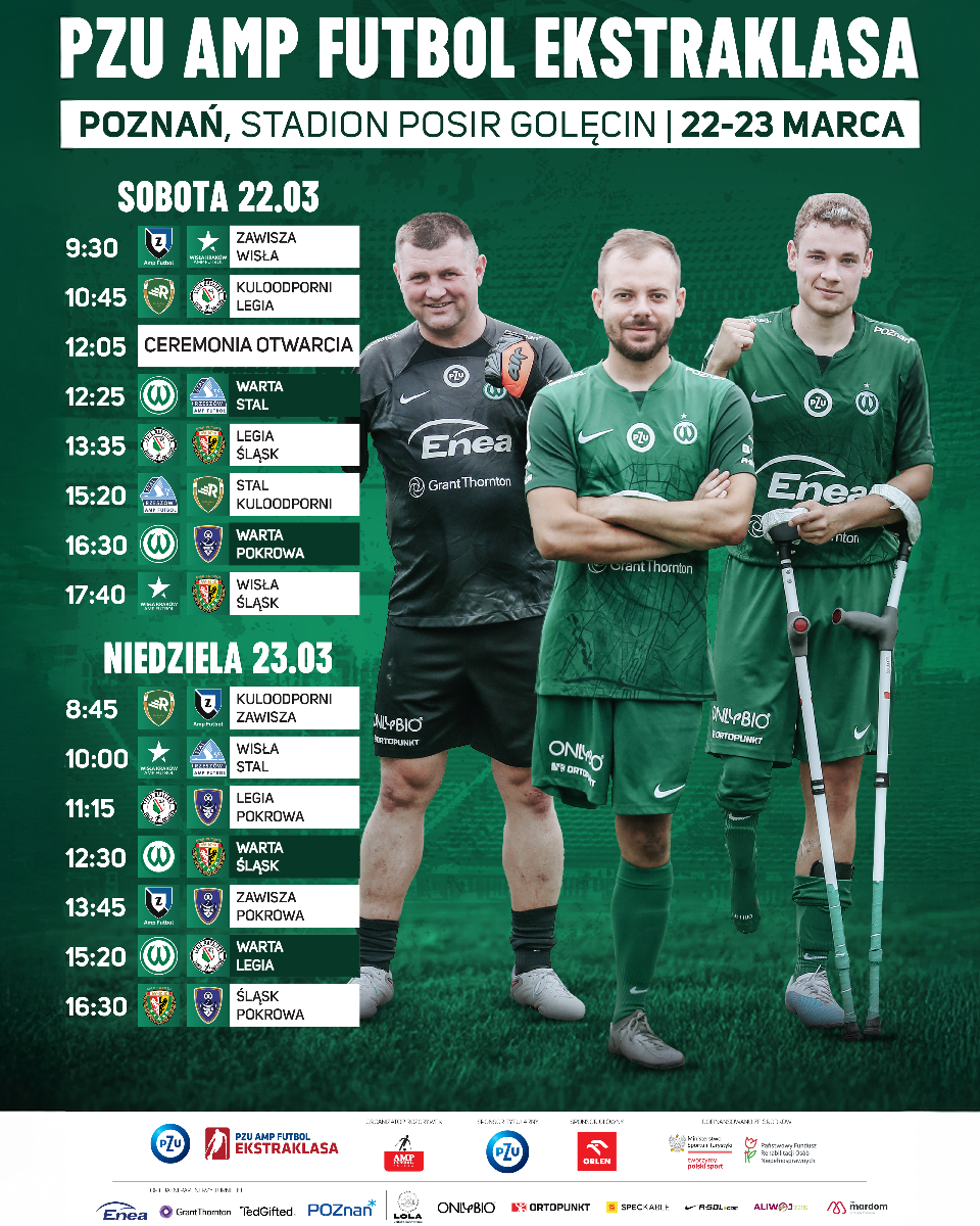 Baner turnieju PZU Amp Futbol Ekstraklasy 2025 na Golęcinie - w środku 3 zawodników - dwóch z pola bez nóg w zielonych strojach, a także bramkarz bez ręki w czarnym stroju. Z lewej strony terminarz turnieju, a na górze nazwa zawodów i termin z lokalizacją, zaś na dole logotypy partnerów i sponsorów. Wszystko na zielonym tle