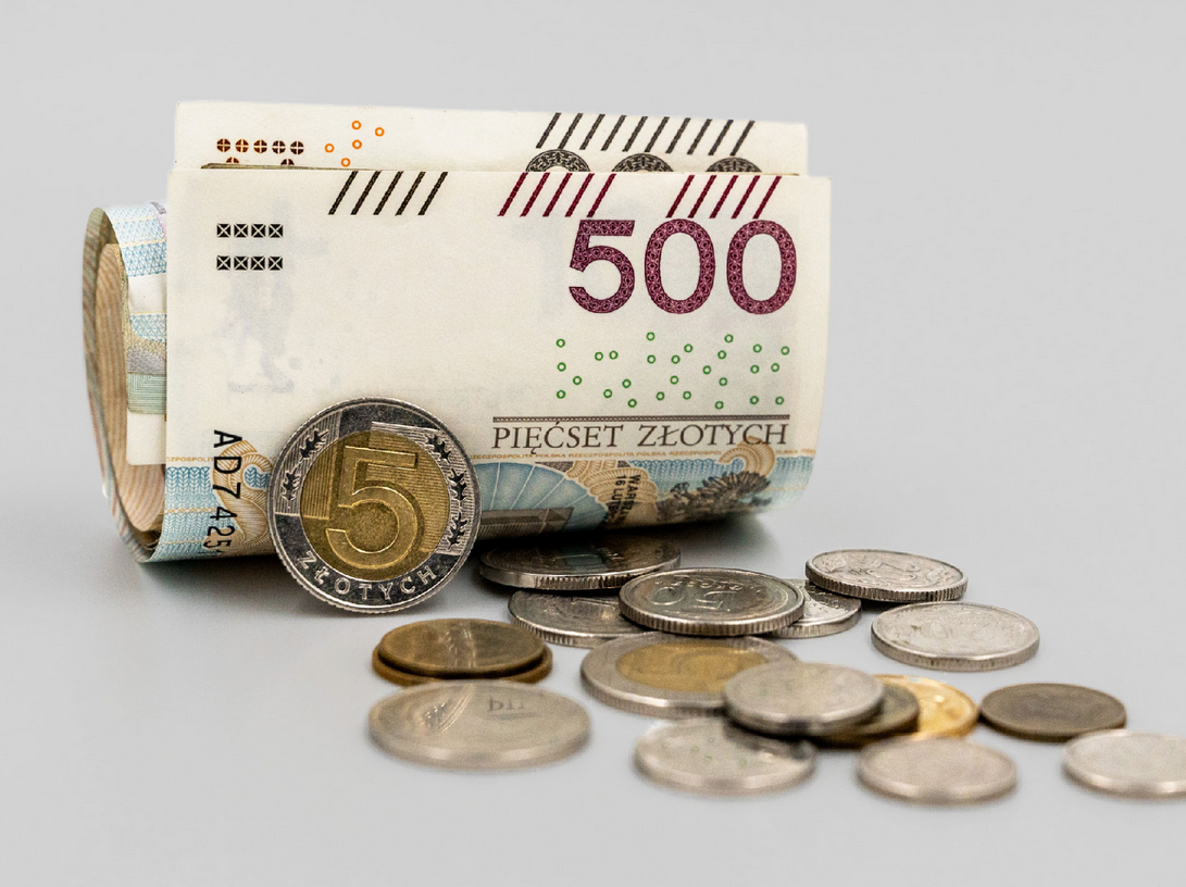 Fot. Miasto Poznań banknot 500 zł obok bilon o różnych nominałach