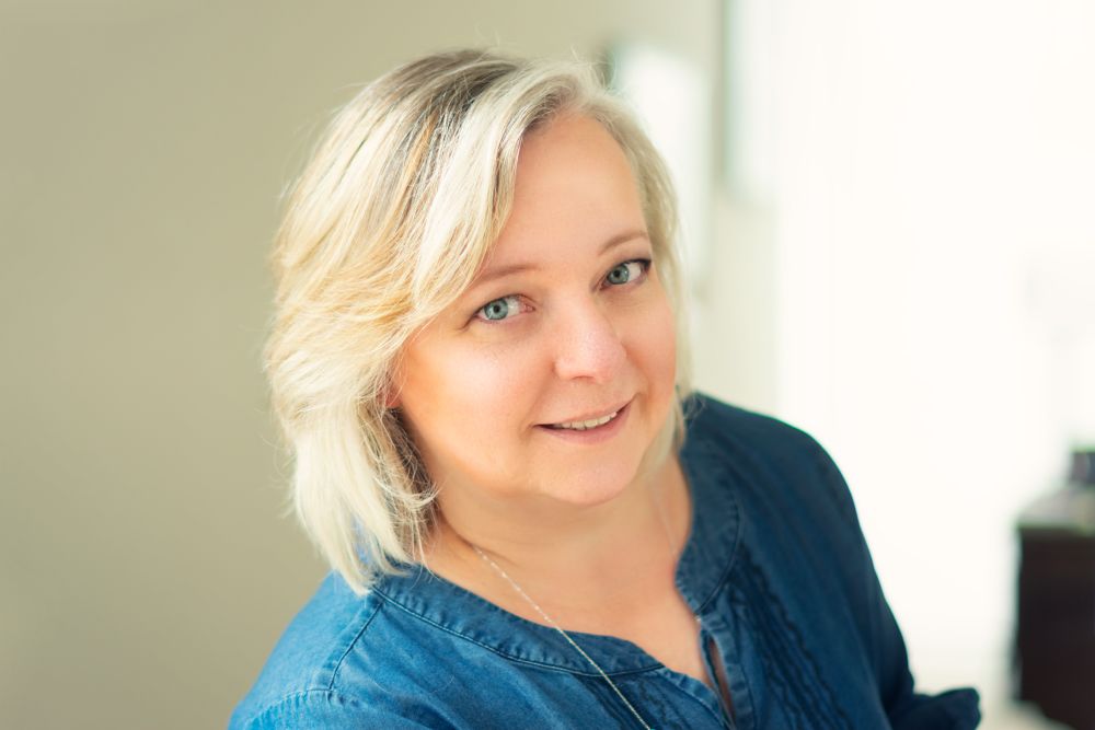 Violetta Rymszewicz, fot. materiały prasowe Blondwłosa, uśmiechnięta kobieta w średnim wieku.
