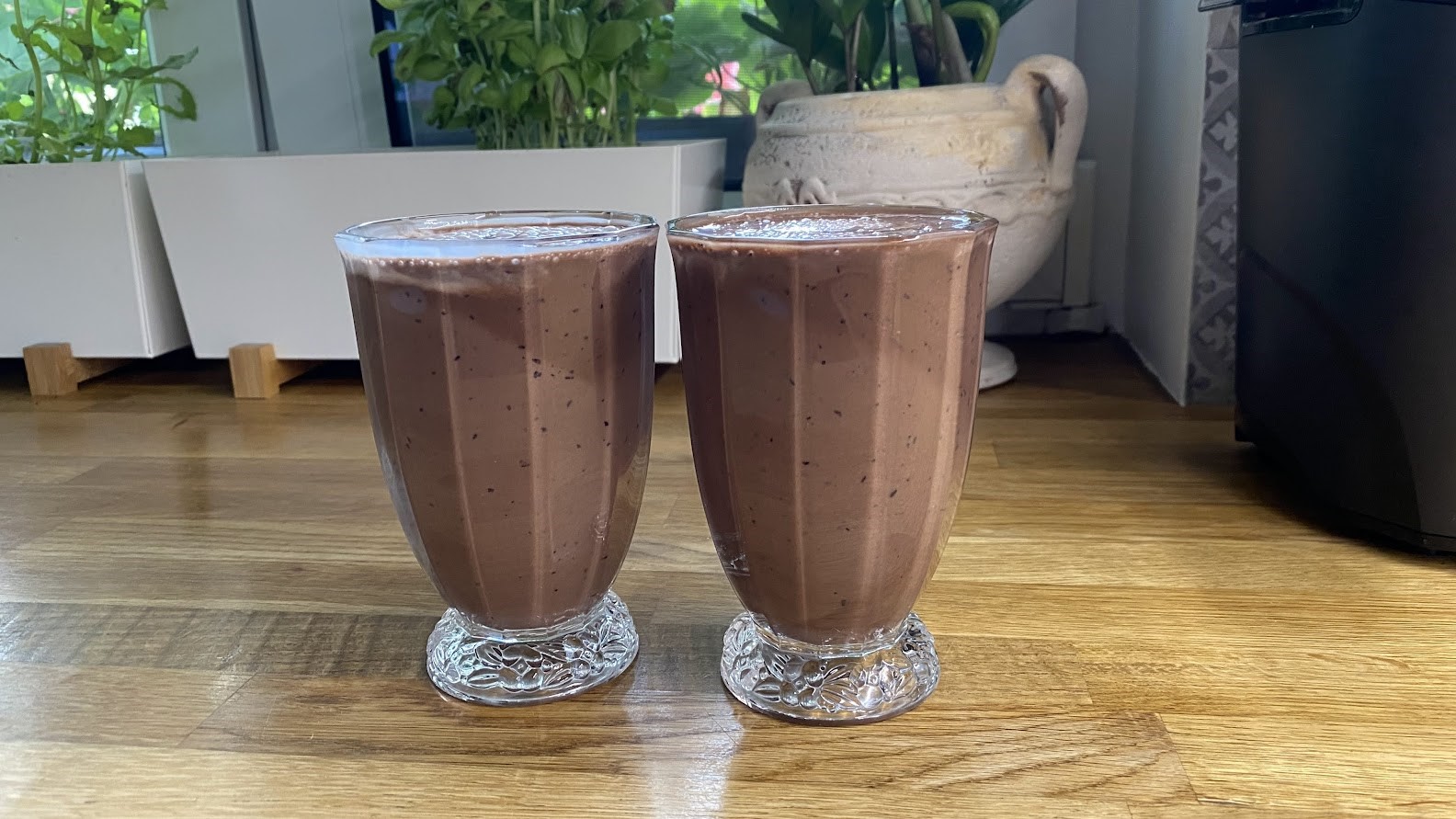 To smoothie jest nie tylko szybkie w przygotowaniu, ale także pełne składników odżywczych, fot. AL Dwie szklanki z czekoladowo - bananowym koktajlem.