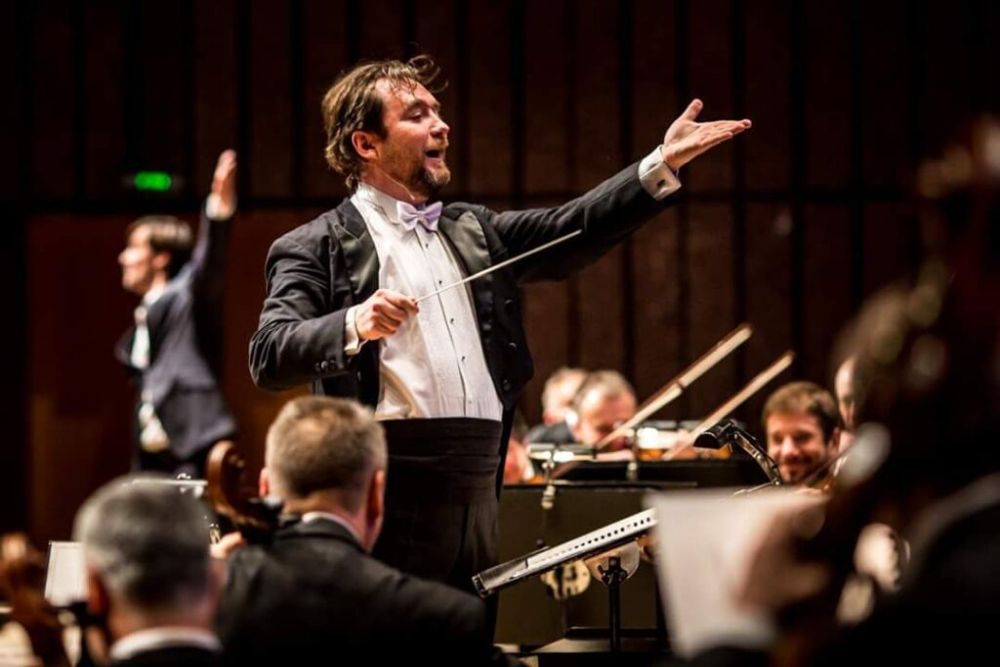 Dyrygent podczas kierowania orkiestrą.