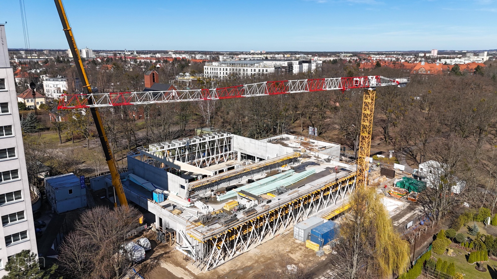 Rozpoczęła się budowa konstrukcji dachu nowej pływalni przy ul. Taborowej fot. PIM Galeria zdjęć z postępów budowy pływalni przy ul. Taborowej. Widać mury i sprzęt budowlany