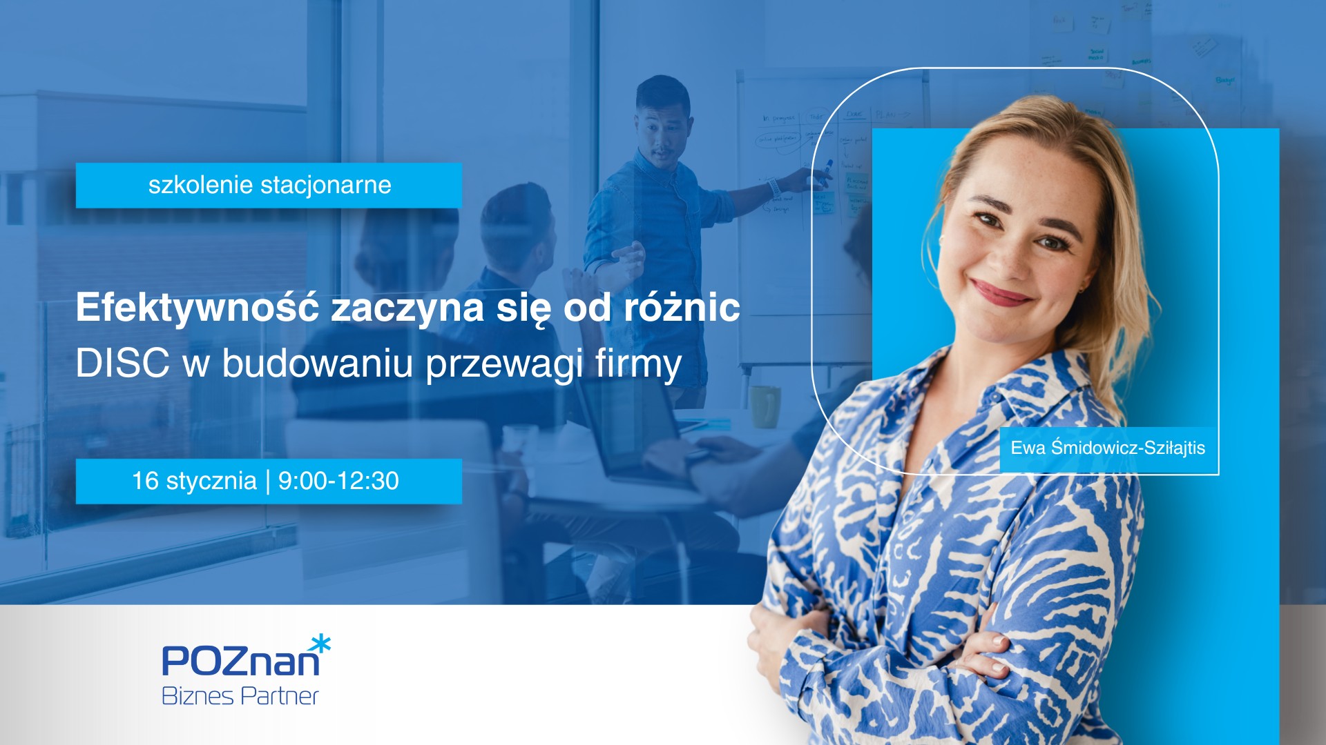 Grafika promocyjna szkolenia. Na zdjęciu w tle trwający wykład.