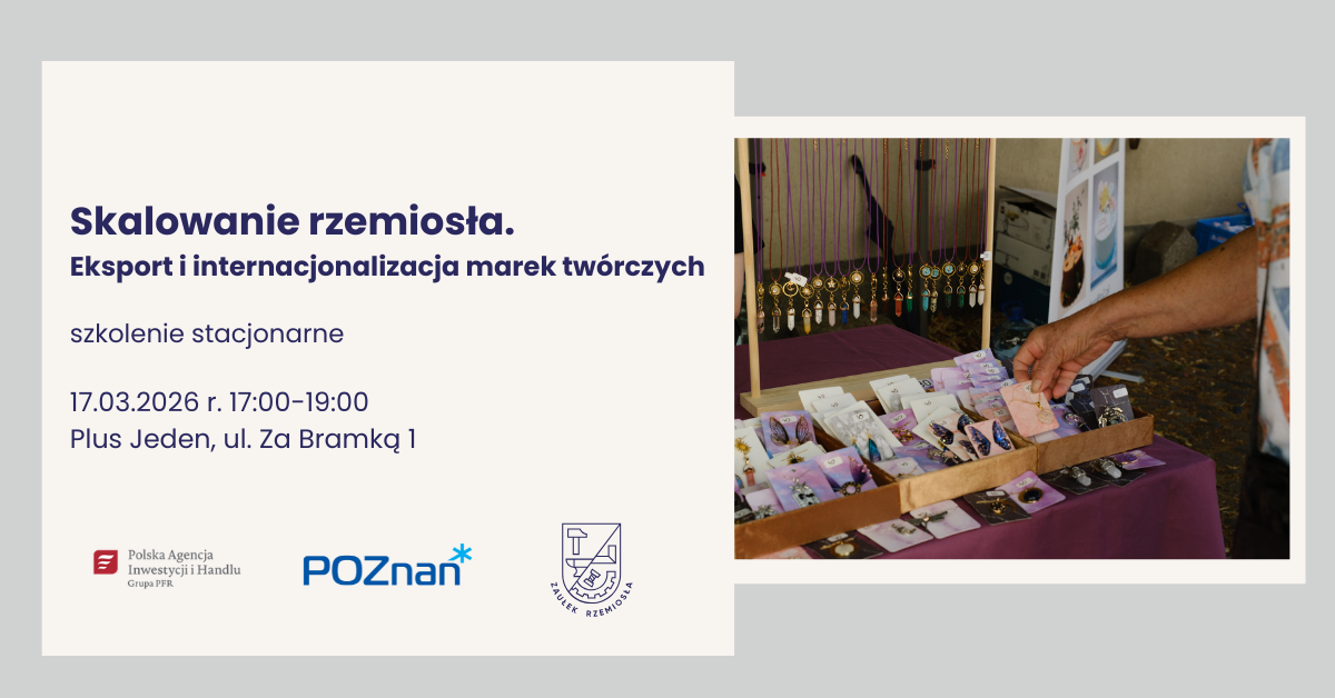 Grafika promocyjna szkolenia stacjonarnego pod tytułem Skalowanie rzemiosła. Eksport i internacjonalizacja marek twórczych. Na grafice znajdują informacje dotyczące szkolenia, tytuł, godzina i miejsce spotkanie oraz zdjęcie przedstawiające stoisko z biżuterią oraz dłoń, która trzyma produkt