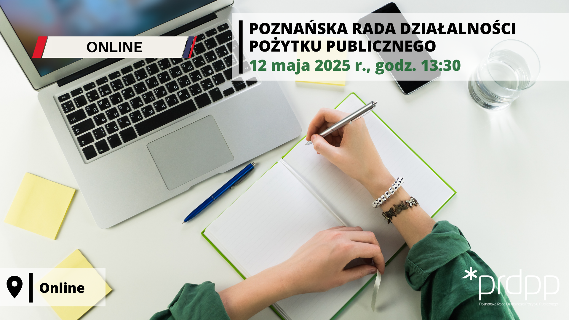 Posiedzenie Poznańskiej Rady Działalności Pożytku Publicznego odbędzie się 12 maja 2025 r., o godz. 13:30, online. grafika przedstawia rzut z góry na biurko, na nim otwarty laptop, kartki dookoła, osoba siedząca za biurkiem, pracująca przy komputerze, trzyma w prawej ręce długopis, druga ręka położona na notatniku, w którym pisze, w zielonej bluzce, widoczne jedynie ręce na blacie