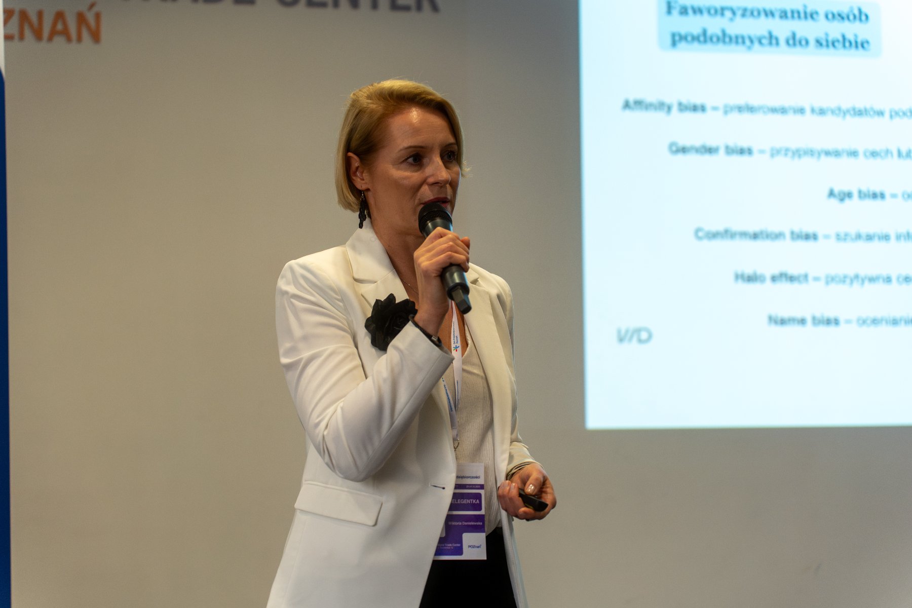 Grafika przedstawia wystąpienie prelegenta podczas konferencji