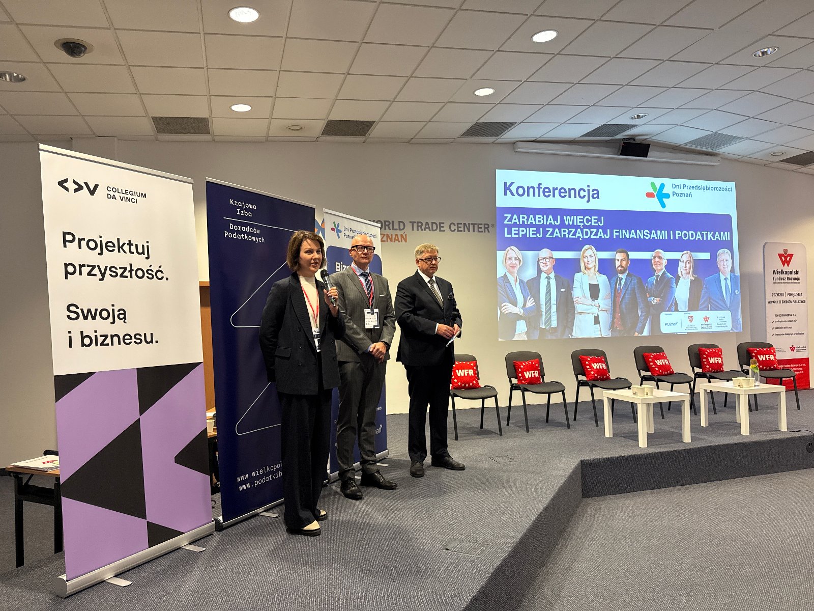 Grafika z konferencji pt. Zarabiaj więcej: lepiej zarządzaj finansami i podatkami. Na zdjęciu przedstawiciele insytucji