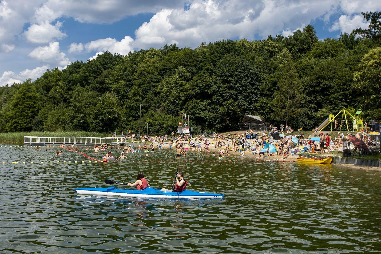 Przy Smoczej plaży w Krzyżownika działa wypożyczalnia sprzętu wodnego. Kajak pływający po jeziorze przy Smoczej plaży w Krzyżownikach.