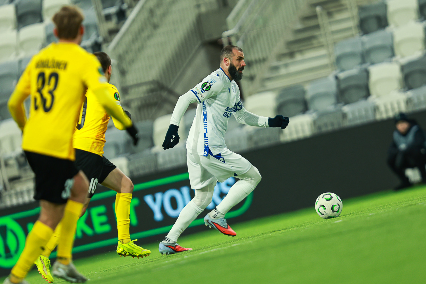 Kapitan Lecha Michael Ishak w walce z piłkarzami KuPS Kuopio