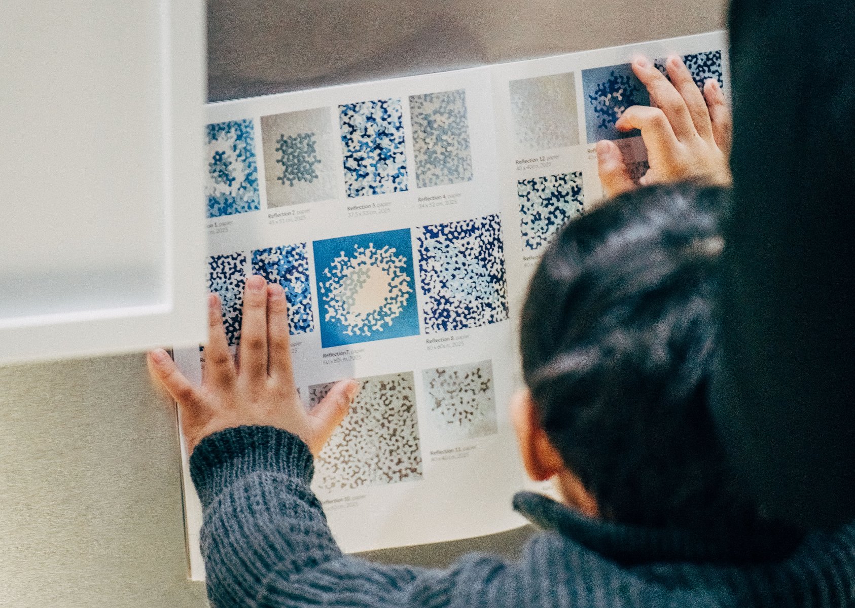 Katalog wystawy z pomniejszonymi pracami