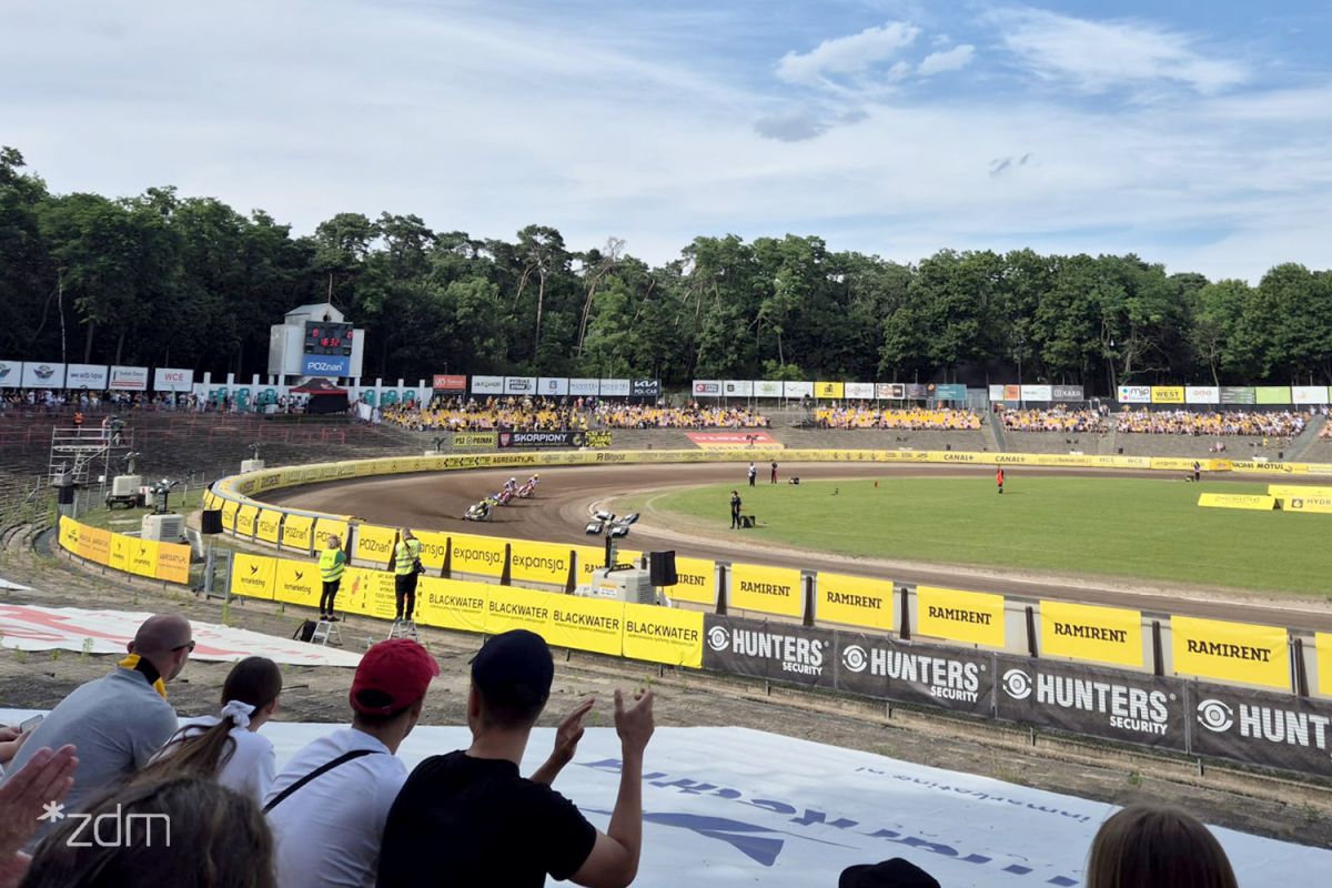Kibice na stadionie żużlowym na Golęcinie