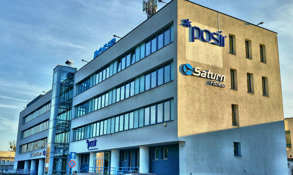 kilkupiętrowy budynek biurowy o prostej architekturze - grafika artykułu